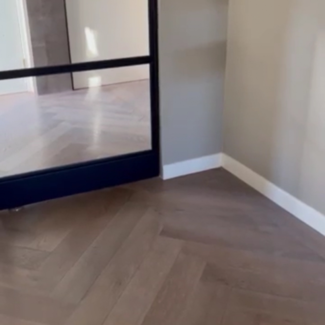 Hal met visgraatvloer en steellook taatsdeur (video)