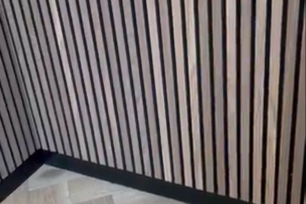 Visgraatvloer met houten wand (video)